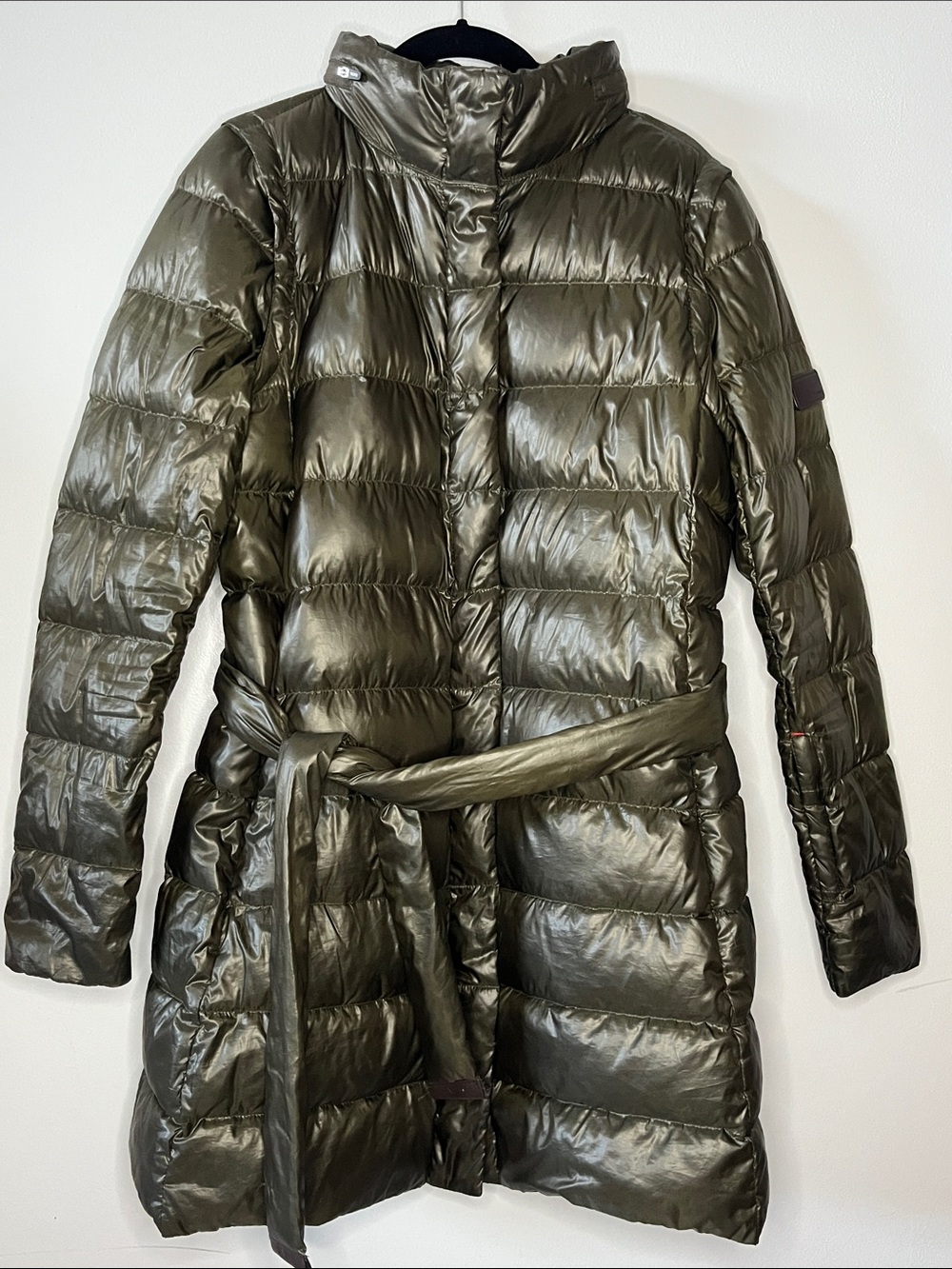 TUMI womens 2 in 1 Belted Walker down filled packable jacket neck pillow
